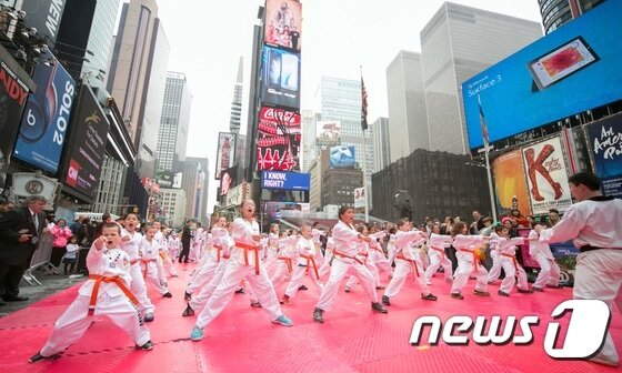 본문 이미지 - 5일(현지시각) 미국 뉴욕 맨해튼 타임스스퀘어에서 미주태권도교육재단 주최로 열린 ‘2015 타임스스퀘어 태권도 페스티벌’에 참가한 초등학교 학생들이 태권도 시범을 보이고 있다./사진 제공=미주태권도교육재단 2015.06.14/뉴스1 ⓒ News1 박효익 기자