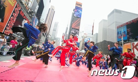 본문 이미지 - 5일(현지시각) 미국 뉴욕 맨해튼 타임스스퀘어에서 미주태권도교육재단 주최로 열린 ‘2015 타임스스퀘어 태권도 페스티벌’에 참가한 미국 태권도인들이 태권도 시범을 보이고 있다./사진 제공=미주태권도교육재단 2015.06.14/뉴스1 ⓒ News1 박효익 기자
