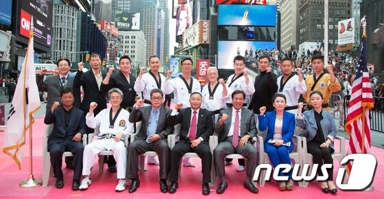 본문 이미지 - 5일(현지시각) 미국 뉴욕 맨해튼 타임스스퀘어에서 미주태권도교육재단 주최로 열린 ‘2015 타임스스퀘어 태권도 페스티벌’을 마친 뒤 행사 관계자들이 파이팅을 외치며 기념사진을 촬영하고 있다./사진 제공=미주태권도교육재단 2015.06.14/뉴스1 ⓒ News1 박효익 기자