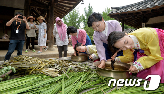 (용인=뉴스1) 이재명 기자 = 단오(端午)를 엿새 앞둔 14일 오후 경기도 용인시 기흥구 한국민속촌에서 여성들이 창포물에 머리를 감고 있다. 조상들은 단옷날 ‘단오비음’이라 하여 …