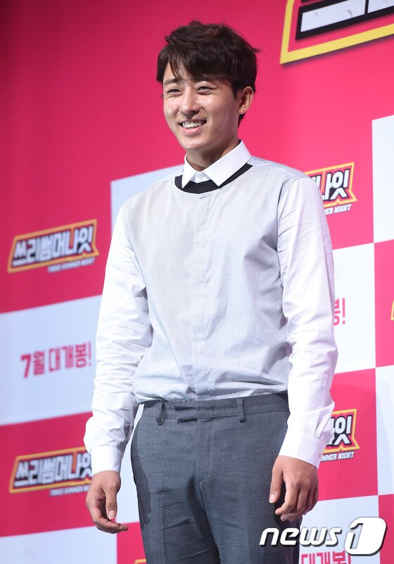 본문 이미지 - 배우 손호준이 15일 오전 서울 압구정CGV에서 열린 영화 ‘쓰리 썸머 나잇’(감독 김상진) 제작보고회에 참석해 포즈를 취하고 있다. ⓒ News1 스포츠 / 권현진 기자