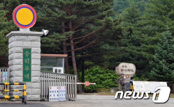 (화천=뉴스1) 황준 기자 = 15일 북한군 1명이 귀순한 중동부전선의 한 부대 정문에서 위병소 병사가 경계근무를 서고 있다. 합참 관계자는 이날 \"오전 8시쯤 중동부 전선에서 …