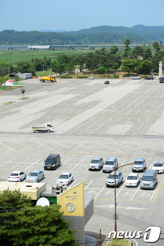 (파주=뉴스1) 민경석 기자 = 중동호흡기증후군(메르스)으로 인한 불안심리가 확산되고 있는 15일 오후 경기 파주 임진각 평화누리공원 주차장이 DMZ 안보관광 중단으로 인해 한산한 …