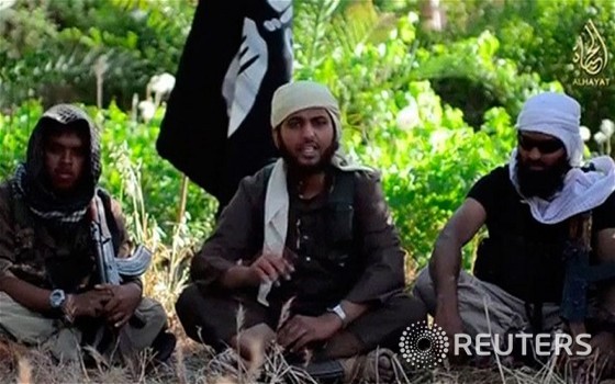 급진 수니파 무장세력 이슬람국가(IS)의 홍보동영상 모습. 영국인 나세르 무타나로 추정되는 인물(가운데)이 IS 가입을 권유하고 있다. ©로이터=뉴스1