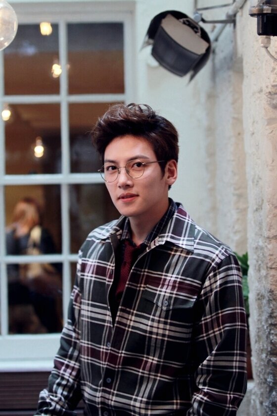 본문 이미지 - 배우 지창욱이 SS16 알프레드 던힐 런웨이쇼에 참석했다./ ⓒ 뉴스1 스포츠 글로리어스엔터테인먼트& 알프레드 던힐