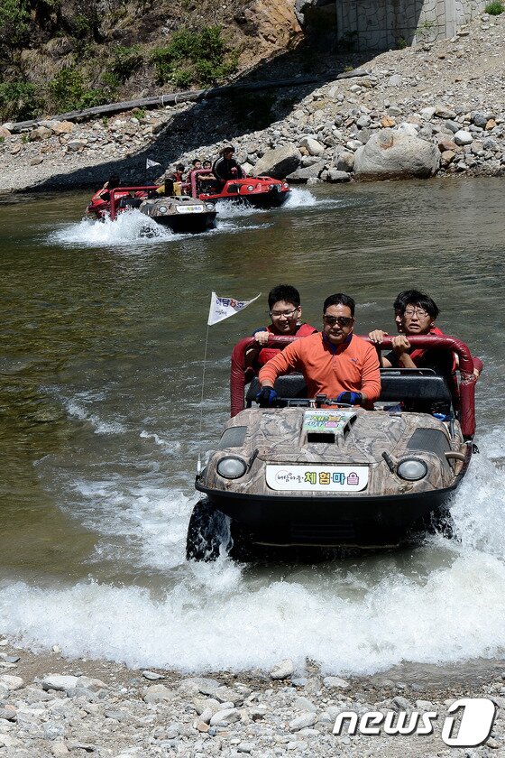 본문 이미지 - 수륙양용차 체험 모습 2015.06.15/뉴스1 ⓒ News1 엄용주 기자