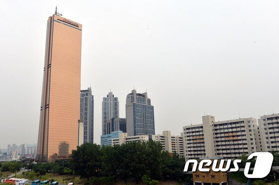 본문 이미지 - 여의도 63빌딩 전경. 규모 7의 지진에도 견디도록 설계됐다. 2015.6.15/뉴스1 ⓒ News1 박세연 기자