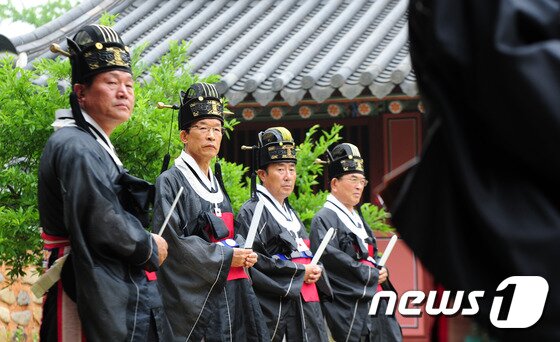 본문 이미지 - 전북 전주 경기전 내 조경묘에서 진행 중인 분향례 모습/뉴스1 DB