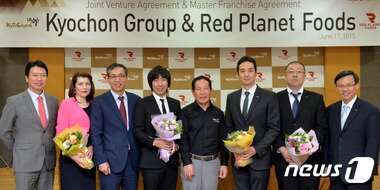 본문 이미지 - 권원강 교촌그룹 회장(오른쪽 네번째)이 지난해 6월 17일 오전 경기도 오산시 원동 교촌에프엔비본사에서 열린 교촌치킨, 일본 레드플레닛푸드(RPF)社와 합작사 설립식 및 일본 마스터프랜차이즈 조인식에서 사이먼 RPF 회장(오른쪽 세 번째)과 계약을 체결한 후 기념촬영을 하고 있다.  /사진 = 2015.6.17/뉴스1 ⓒ News1 이재명 기자