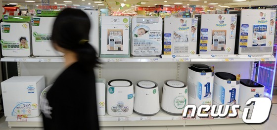 서울 시내 한 가전 매장에서 고객이 공기 청정기를 살펴보고 있다.  (사진은 기사와 무관) 2015.6.17/뉴스1 © News1 손형주 기자