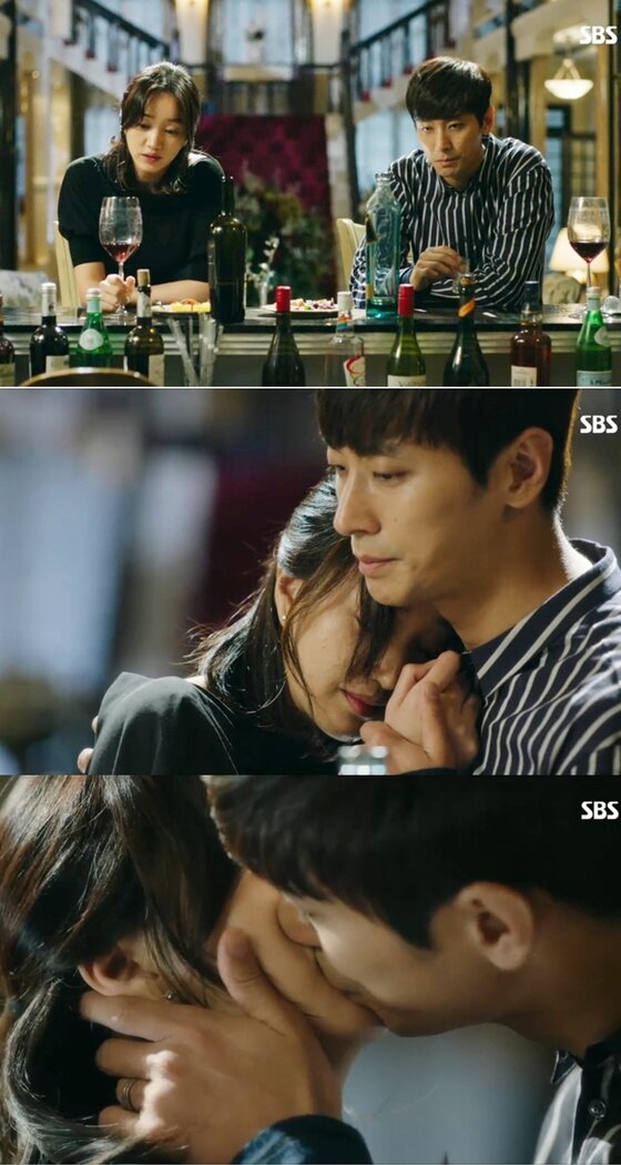 본문 이미지 - 주지훈, 수애의 키스 장면이 지난 17일 방송 중 최고의 1분을 차지했다. ⓒ News1스포츠 / SBS 수목드라마 &acute;가면&acute; 캡처