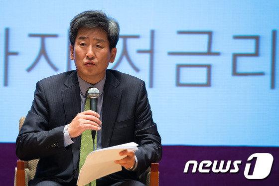 (서울=뉴스1) 유승관 기자 = 18일 서울 여의도 NH투자증권 본사에서 열린 글로벌모니터·뉴스1 공동주최 제5회 글로벌마켓 공개토크쇼 '왜, 언제까지 저금리인가?' 에서 좌장을 …