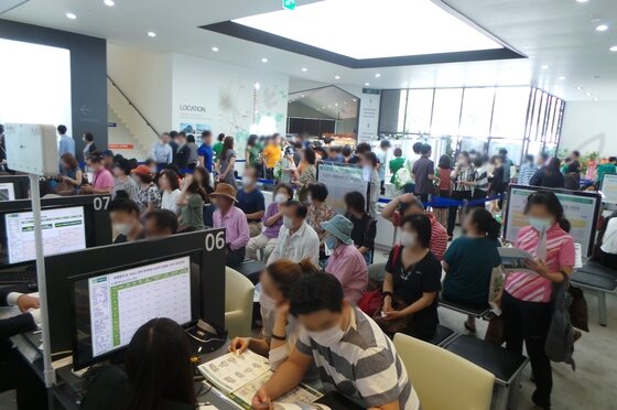 본문 이미지 - 기흥역 센트럴 푸르지오 모델하우스에서 방문객들이 상담을 듣고 있다. ⓒ News1