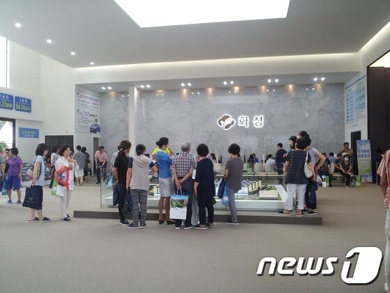 본문 이미지 - &acute;고양삼송 화성파크드림&acute; 모델하우스를 방문한 고객들/사진=임해중 기자ⓒ News1