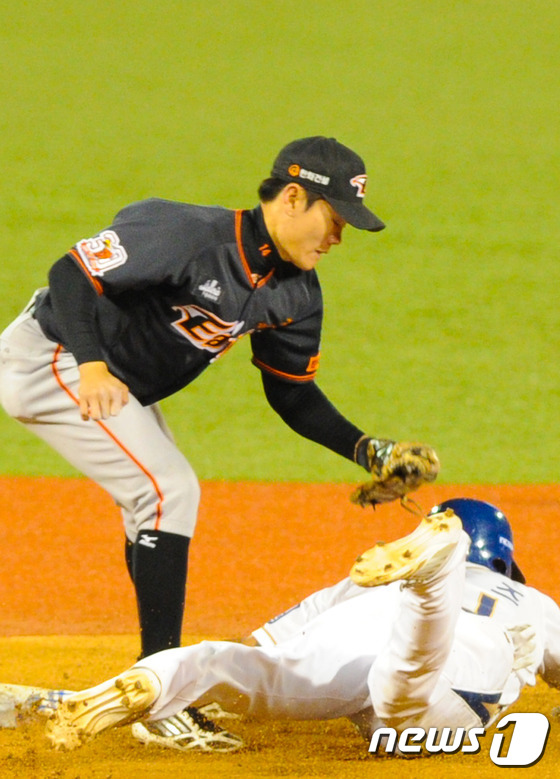(부산=뉴스1) 이승배 기자 = 19일 오후 경남 마산야구장에서 열린 ‘2015 KBO 리그’ 한화 이글스와 NC 다이노스와의 경기에서 7회말 NC 공격 원아웃 주자1루 상황에서 …