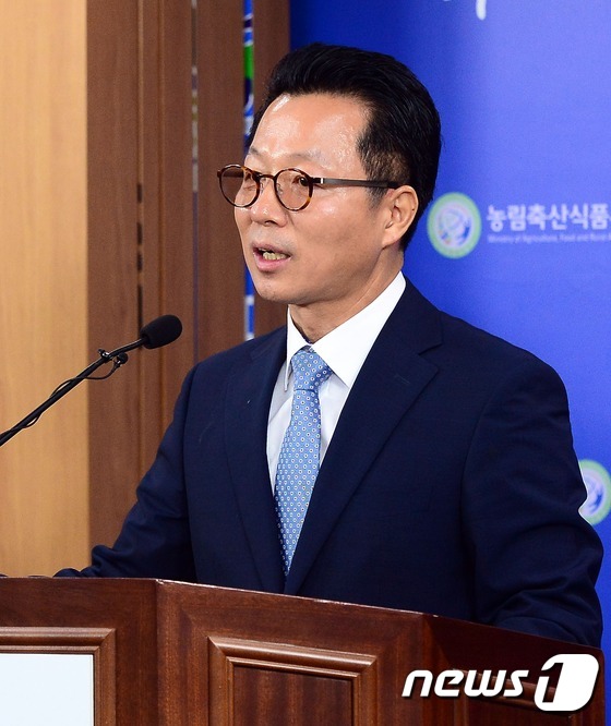 (세종=뉴스1) 장수영 기자 = 민연태 농림축산식품부 창조농식품정책관이 2일 정부세종청사 농식품부 기자실에서 농식품 벤처·창업 생태계 활성화 대책을 발표하고 있다. 2015.6.2 …