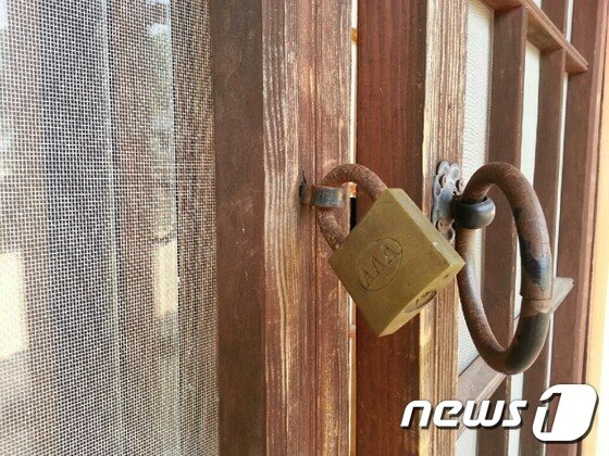 본문 이미지 - 무문관 방문 앞에 걸려 있는 자물쇠. ⓒ News1