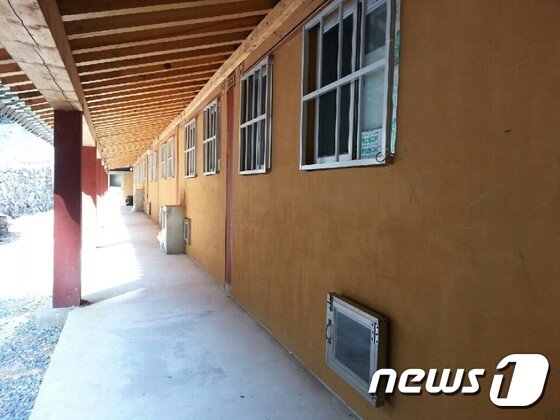본문 이미지 - 무문관 건물 아래 '공양구' 모습. ⓒ News1