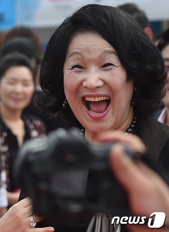 (서울=뉴스1스포츠) 권현진 기자 = 용드옥정의 광화문 나들이!'하하 母' 김옥정 여사가 21일 오후 서울 광화문광장에서 주한외국대사관의 날을 기념해 열린 '2015 한국을 빛낸 …