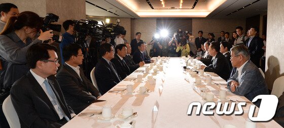 본문 이미지 - 박용만 대한상공회의소 회장이 22일 오전 서울 소공동 롯데호텔에서 열린 대한상의 회장단 경제 살리기 긴급 좌담회에서 인사말을 하고 있다. 2015.6.22/뉴스1 ⓒ News1 허경 기자