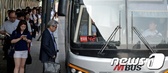 경기도 용인시 수지구의 한 버스정류장에서 시민들이 버스를 이용해 출근을 나서고 있다. . 2015.6.22/뉴스1 © News1 이재명 기자