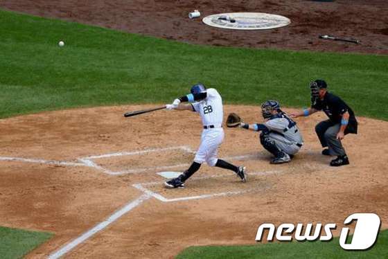 (덴버 AFP=뉴스1) 이기창 = 미메이저리그 콜로라도 로키스의 내야수 놀란 아레나도가 21일(현지시간) 덴버의 쿠어스 필드에서 밀워키 브루어스를 상대로 가진 홈경기 4회말 솔로포 …