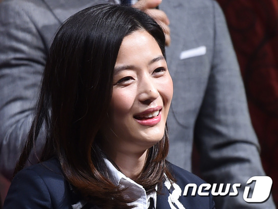 (서울=뉴스1스포츠) 권현진 기자 = 첫사랑 생각나게 하는 청순 미소.배우 전지현이 22일 오전 11시 서울 강남구 CGV압구정에서 열린 영화 '암살'(감독 최동훈) 제작 보고회에 …