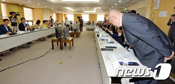 (서울=뉴스1) 박세연 기자 = 22일 오후 서울 마포구 대한병원협회에서 원유철 새누리당 정책위의장, 메르스 특위 여당의원들과 열린 메르스 관련 간담회에 참석한 양진 평택성모병원 …