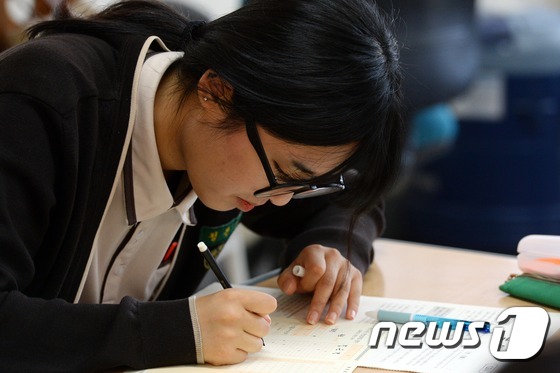 (서울=뉴스1) 정회성 기자 = 중학교 3학년과 고등학교 2학년을 대상으로 국가수준 학업성취도 평가가 시행된 23일 오전 서울 중랑구 묵동 원묵고등학교 2학년 교실에서 학생이 답안 …