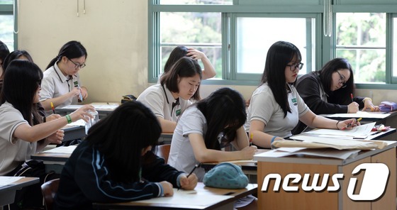 (서울=뉴스1) 정회성 기자 = 중학교 3학년과 고등학교 2학년을 대상으로 국가수준 학업성취도 평가가 시행된 23일 오전 서울 중랑구 묵동 원묵고등학교 2학년 교실에서 학생들이 자 …