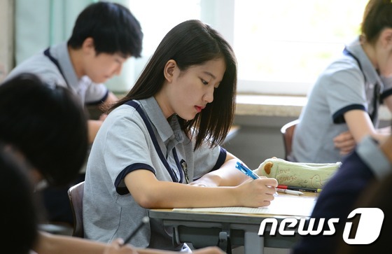 (서울=뉴스1) 양동욱 기자 = 중학교 3학년과 고등학교 2학년을 대상으로 국가수준 학업성취도 평가가 시행된 23일 오전 서울 서초구 원촌중학교 3학년 교실에서 학생들이 자리에 앉 …
