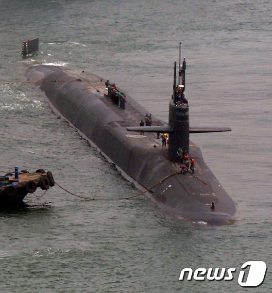 지난해 미국 7함대 소속의 오하이오급 핵추진 잠수함 미시간호(SSGN 727)가 해군 부산기지에 입항하고 있다. 2015.6.23/뉴스1 © News1 이승배 기자