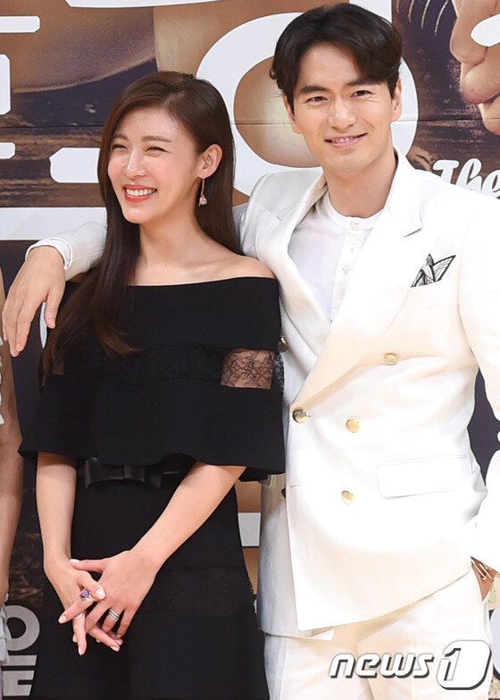 본문 이미지 - 배우 하지원, 이진욱&#40;오른쪽&#41;이 23일 오후 서울 목동SBS에서 열린 새 주말드라마 &#34;너를 사랑한 시간&#34;&#40;극본 정도윤, 이하나/연출 조수원&#41; 제작보고회에 참석해 포즈를 취하고 있다. ⓒ News1스포츠 권현진 기자