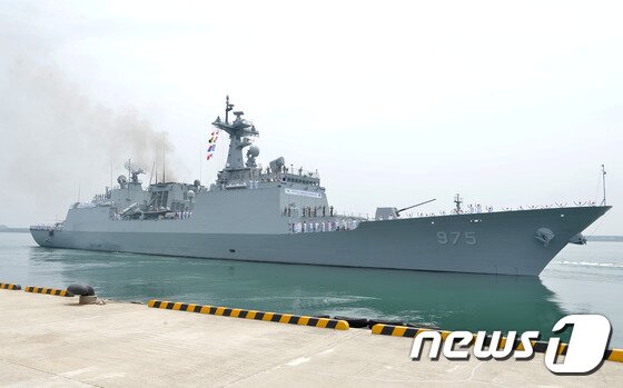 본문 이미지 - 해군 구축함 '충무공이순신함'. (해군작전사령부 제공) 2015.6.23/뉴스1