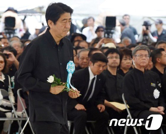 본문 이미지 - 아베 신조(安倍晋三) 일본 총리가 23일 오키나와(沖縄) 이토만(糸満)시 평화기념 공원에서 열린 오키나와 전쟁 전몰자 추도식에 참석했다. ⓒ AFP=News1