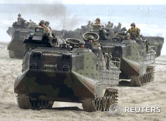 미국 캘리포니아주 펜들턴 주둔 미해병들이 AAV7 상륙돌격장갑차를 타고 상륙훈련을 하고 있다. © 로이터=News1