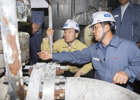 본문 이미지 - 윤성규 환경부 장관이 24일 오전 전북 군산시 산북동 군산 OCI 화학공장을 방문해 화학사고 발생 조치상황을 보고 받고 사고 현장을 살펴보고 있다. (환경부 제공) 2015.6.24/뉴스1 ⓒ News1 조희연 기자