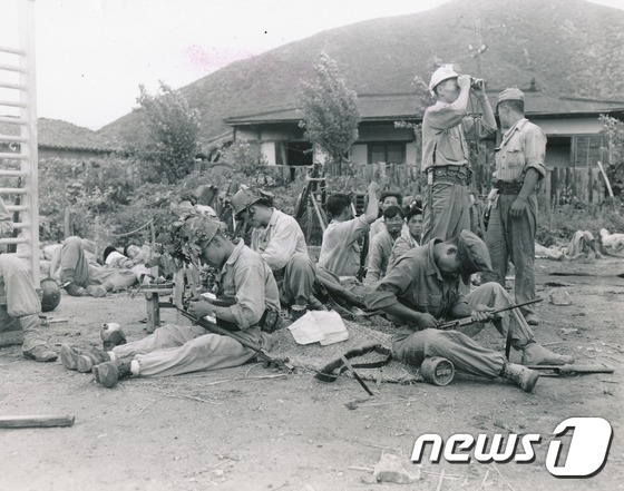 (서울=뉴스1) 조희연 기자 = 행정자치부 국가기록원은 65년전 전장의 비장함과 피난민의 고단함이 생생하게 느껴지는 6.25전쟁 관련 사진 기록을 24일 공개했다. 행정자치부 국가 …