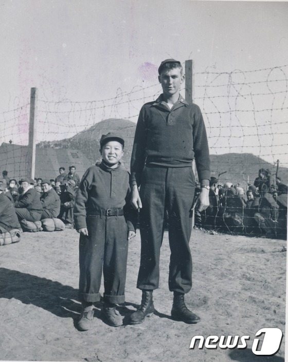 (서울=뉴스1) 조희연 기자 = 행정자치부 국가기록원은 65년전 전장의 비장함과 피난민의 고단함이 생생하게 느껴지는 6.25전쟁 관련 사진 기록을 24일 공개했다. 행정자치부 국가 …