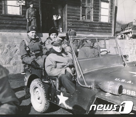 (서울=뉴스1) 조희연 기자 = 행정자치부 국가기록원은 65년전 전장의 비장함과 피난민의 고단함이 생생하게 느껴지는 6.25전쟁 관련 사진 기록을 24일 공개했다. 행정자치부 국가 …