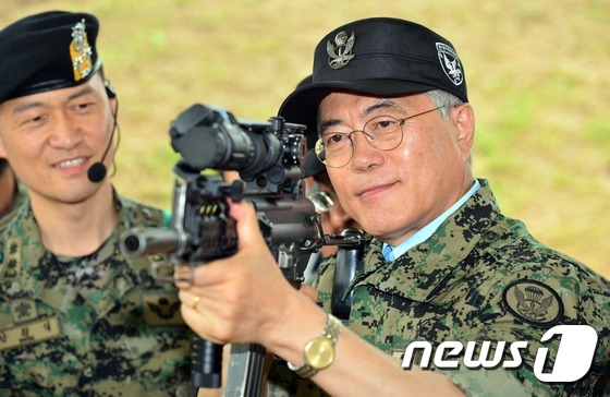 (서울=뉴스1) = 문재인 새정치민주연합 대표가 호국보훈의 달을 맞아 24일 서울 공항동 특전사 제1공수 특전여단을 방문했다. 문 대표가 특전사가 사용하는 소총을 들어보고 있다. …