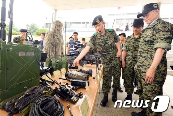 (서울=뉴스1) = 문재인 새정치민주연합 대표가 호국보훈의 달을 맞아 24일 서울 공항동 특전사 제1공수 특전여단을 방문했다. 문 대표가 특전사 장비들을 살펴보고 있다. 제1공수 …