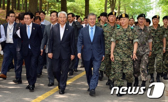 (서울=뉴스1) = 문재인 새정치민주연합 대표가 호국보훈의 달을 맞아 24일 서울 공항동 특전사 제1공수 특전여단을 방문했다. 문 대표를 비롯한 새정치연합 의원들이 군 관계자의 안 …