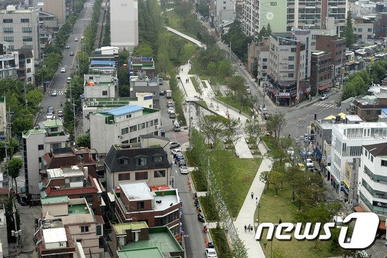 본문 이미지 - 서울 마포구 연남동 경의선 숲길.  ⓒ 뉴스1 안은나 기자