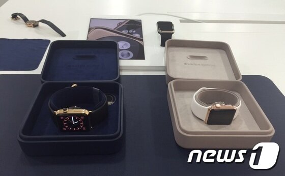 본문 이미지 - 프리스비 명동은 예약자에 한해 애플워치 에디션 시착 서비스를 진행한다. 교육을 이수한 애플워치 전문가가 10~20분간 설명을 진행한다. 예약자는 원하는 모델을 신청할 수 있다. 사진은 "옐로 골드 42mm 클래식 버클 미드나잇블루(왼쪽)"와 "로즈 골드 38mm 화이트 스포츠 밴드". 판매가는 모두 1900만원이다. 2015.06.26/뉴스1 ⓒ News1 김진 인턴기자