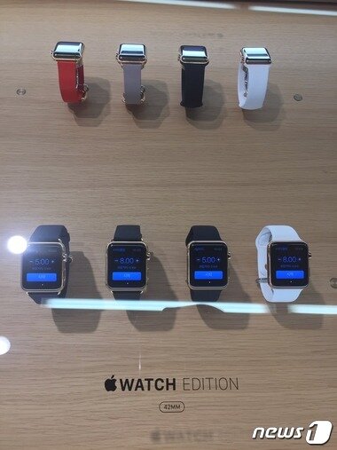 본문 이미지 - 프리스비 명동점에 전시된 애플워치 에디션. 가격은 1300만원~2200만원이다. 윗줄 왼쪽 첫 번째, 두 번째 모델은 최고가인 2200만원 모델이다. 2015.06.26 ⓒ News1