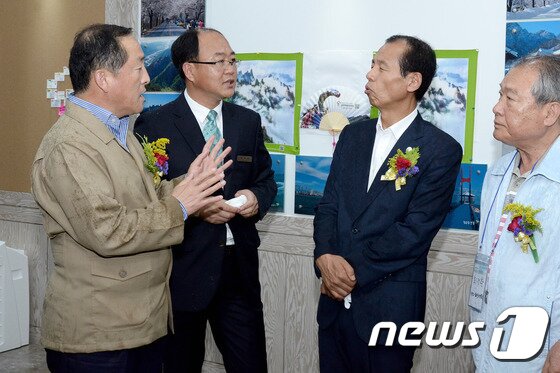 본문 이미지 - 26일 속초시 설악동 게스트 하우스 개촌식에 참석한 최문순 도지사(오른쪽에서 두번째)와 이병선 속초시장(왼쪽)이 게스트 하우스 이용객을 위한 설악여행자쉼터에 방문해 설명을 듣고 있다.  2015.06.26/뉴스1 ⓒ News1 엄용주 기자