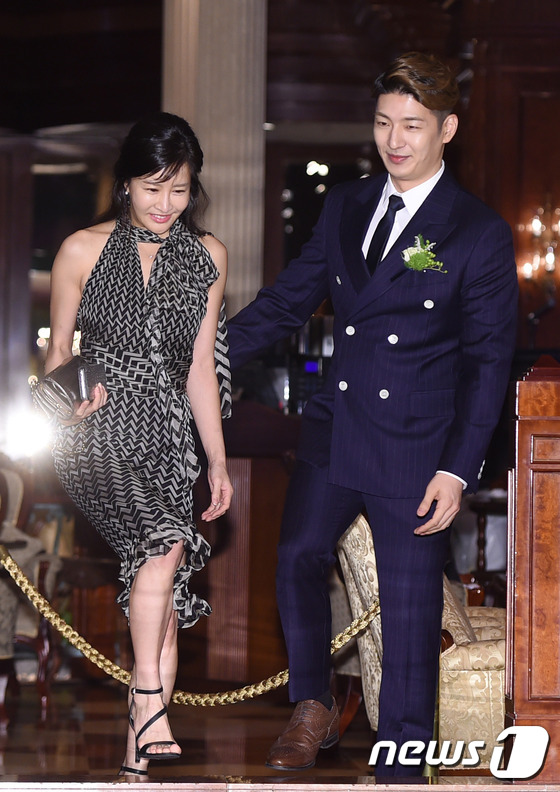 (서울=뉴스1스포츠) 권현진 기자 = 우월한 연예인 유전자 가족.손호영(오른쪽)이 26일 오후 서울 강남구 논현동 임피리얼팰리스 서울에서 열린 ‘god 박준형 결혼식’에 친누나 송 …