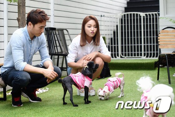 본문 이미지 - 가수 홍진영이 최근 서울 강남구 청담동 애견카페 '강아지 팩토리'에서 진행된 인터뷰에서 통제가 되지 않은 반려견을 보며 난감한 표정을 지었다. ⓒ News1스포츠 / 권현진 기자 