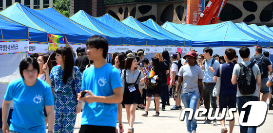 28일 오전 서울광장에서 열린 제16회 퀴어문화축제를 찾은 시민들이 각 부스를 돌며 행사에 참여하고 있다. 2015.6.28/뉴스1 © News1 박정호 기자